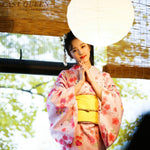 Traditioneller rosafarbener Sakura-Kimono 